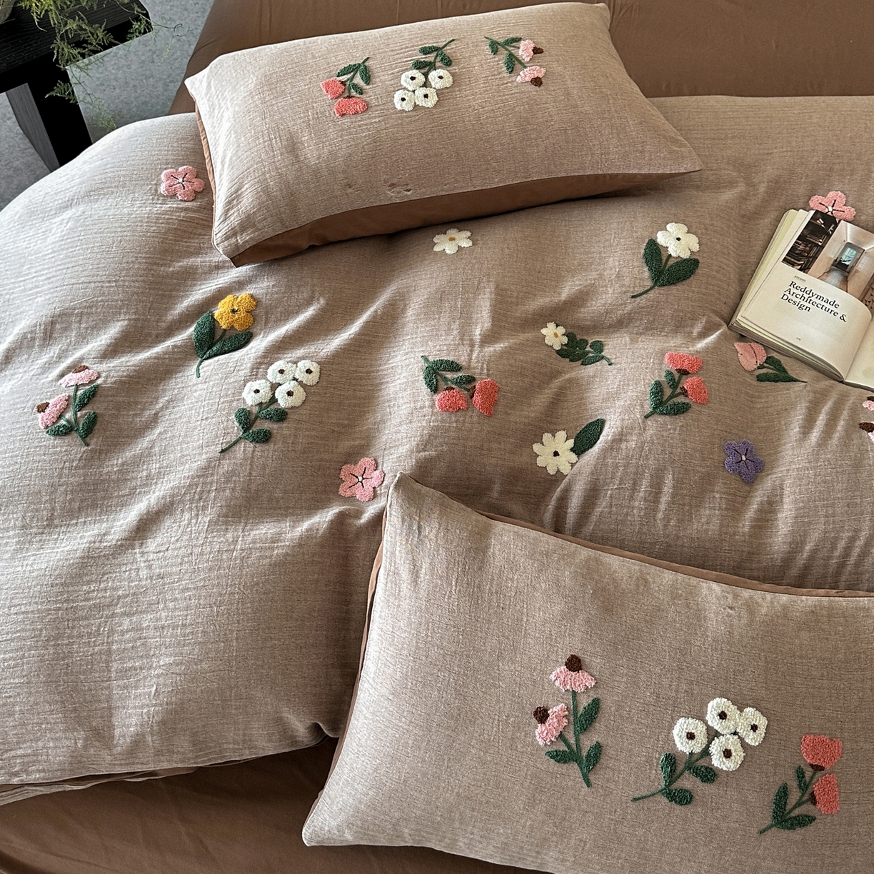 91家纺网 家纺一手货源 找家纺 雅居纺家纺 2025新款棉麻+全棉磨毛毛巾绣四件套 花锦-咖啡