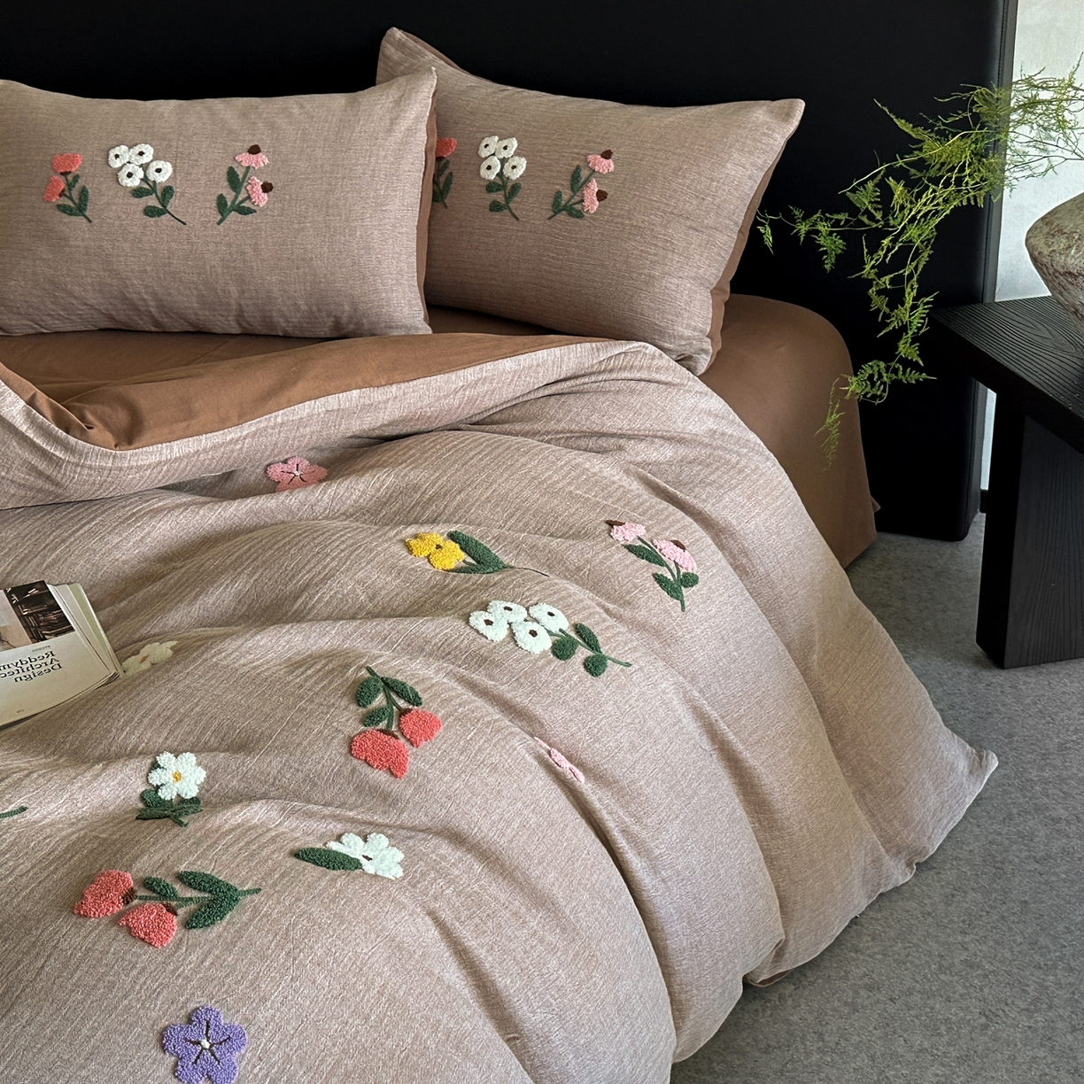 91家纺网 家纺一手货源 找家纺 雅居纺家纺 2025新款棉麻+全棉磨毛毛巾绣四件套 花锦-咖啡