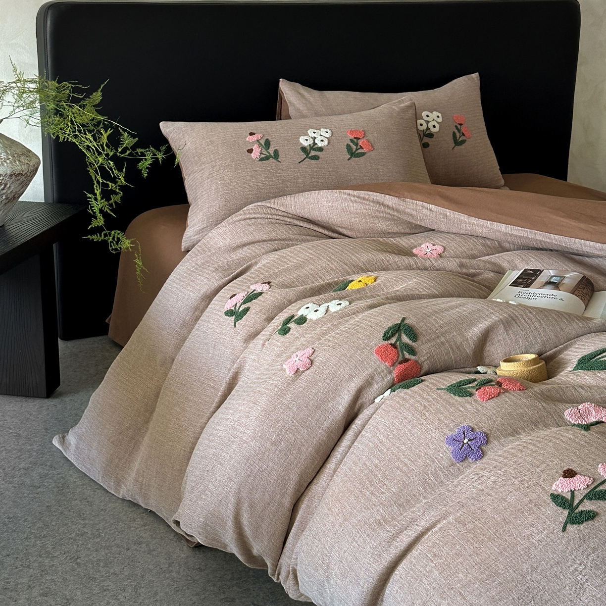 91家纺网 家纺一手货源 找家纺 雅居纺家纺 2025新款棉麻+全棉磨毛毛巾绣四件套 花锦-咖啡