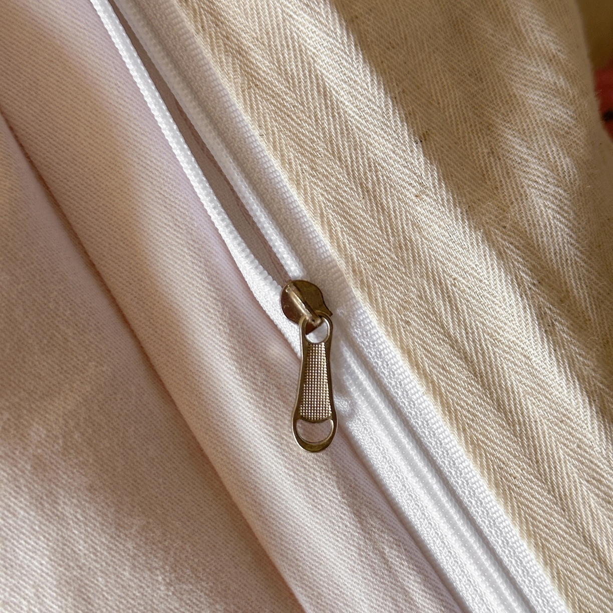 91家纺网 家纺一手货源 找家纺 雅居纺家纺 2025新款棉麻+全棉磨毛毛巾绣四件套 花锦-白粉