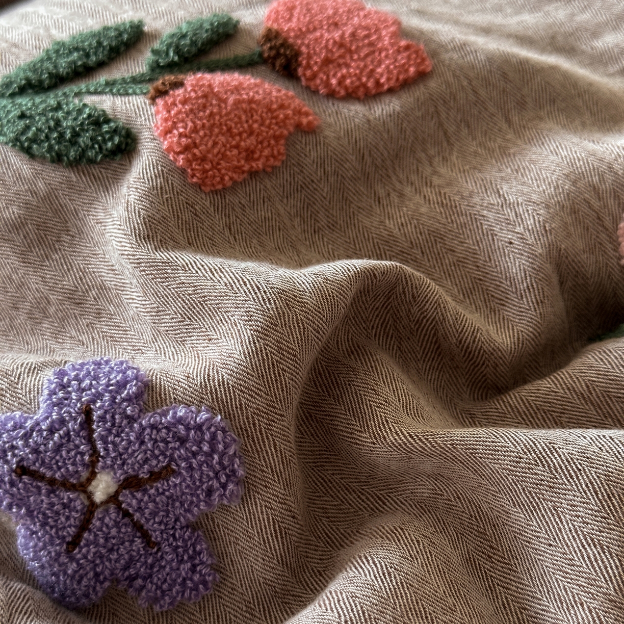 91家纺网 家纺一手货源 找家纺 雅居纺家纺 2025新款棉麻+全棉磨毛毛巾绣四件套 花锦-咖啡