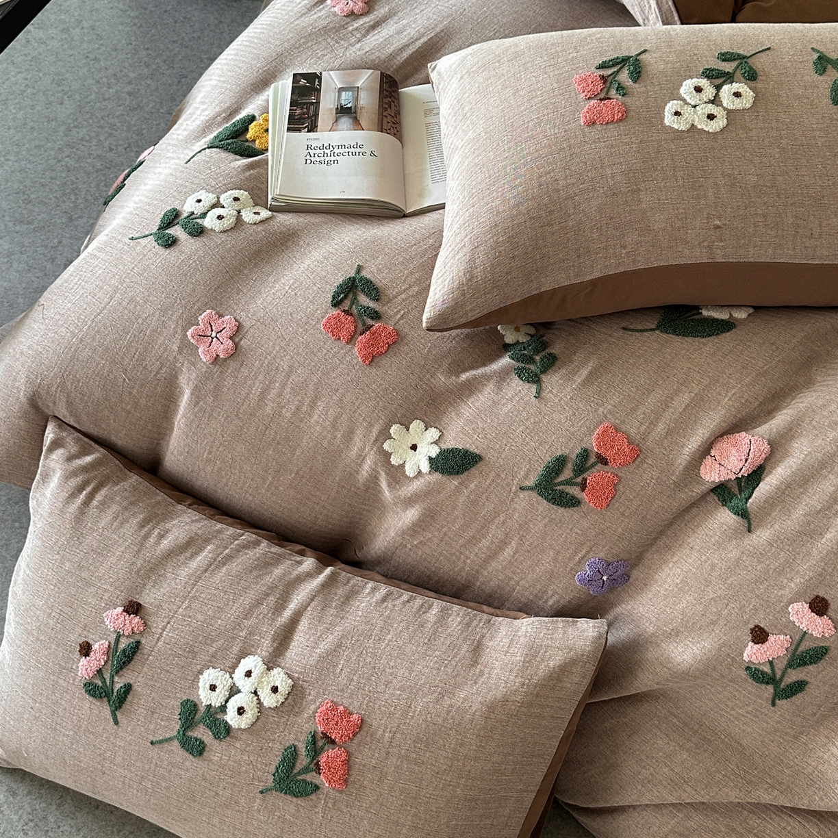 91家纺网 家纺一手货源 找家纺 雅居纺家纺 2025新款棉麻+全棉磨毛毛巾绣四件套 花锦-咖啡