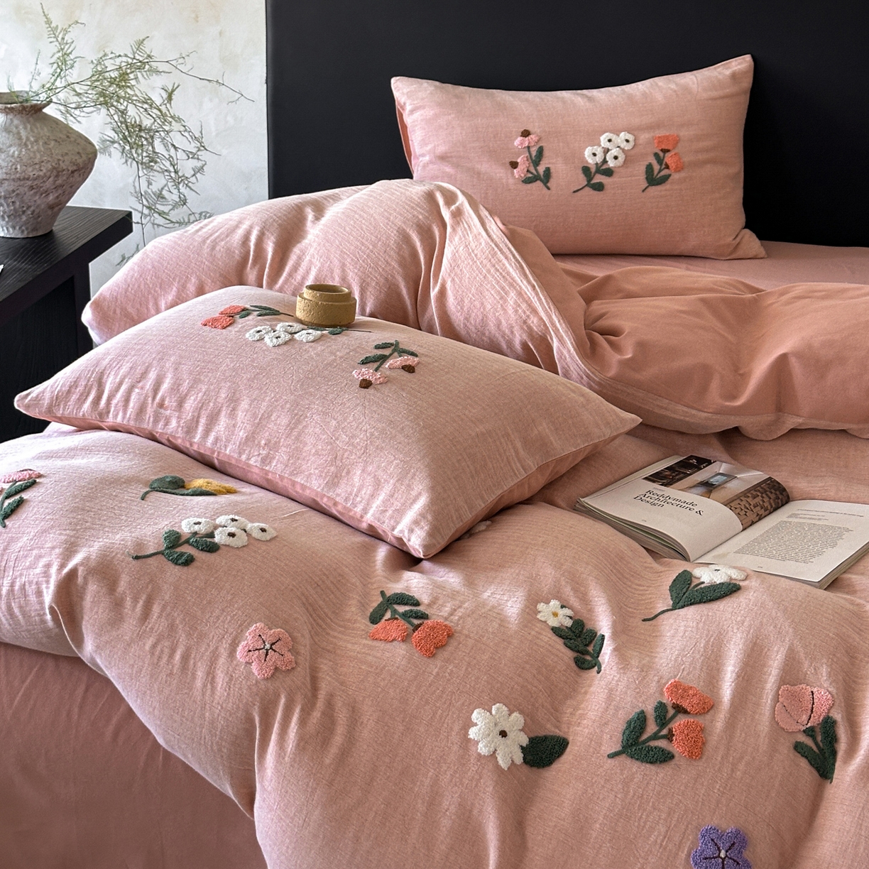 91家纺网 家纺一手货源 找家纺 雅居纺家纺 2025新款棉麻+全棉磨毛毛巾绣四件套 花锦-豆沙