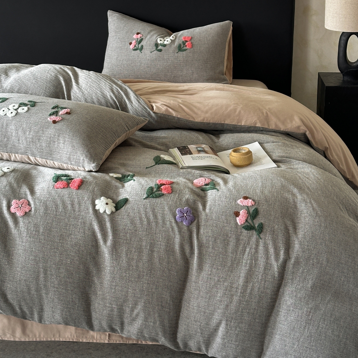 91家纺网 家纺一手货源 找家纺 雅居纺家纺 2025新款棉麻+全棉磨毛毛巾绣四件套 花锦-灰咖