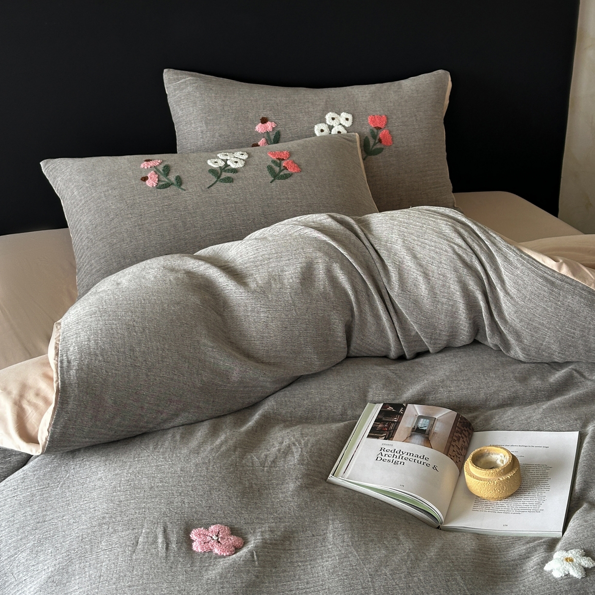 91家纺网 家纺一手货源 找家纺 雅居纺家纺 2025新款棉麻+全棉磨毛毛巾绣四件套 花锦-灰咖