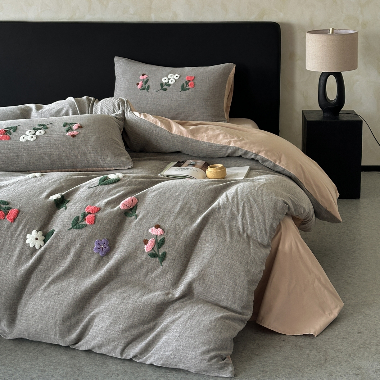 91家纺网 家纺一手货源 找家纺 雅居纺家纺 2025新款棉麻+全棉磨毛毛巾绣四件套 花锦-灰咖