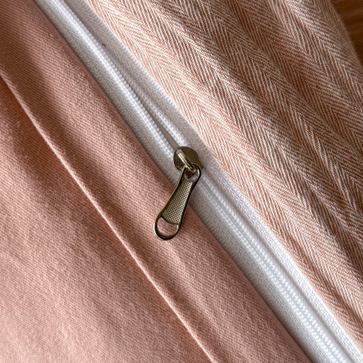 91家纺网 家纺一手货源 找家纺 雅居纺家纺 2025新款棉麻+全棉磨毛毛巾绣四件套 花锦-豆沙