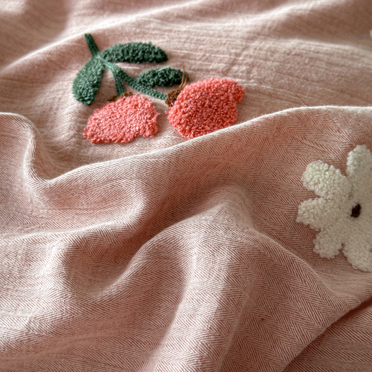 91家纺网 家纺一手货源 找家纺 雅居纺家纺 2025新款棉麻+全棉磨毛毛巾绣四件套 花锦-豆沙