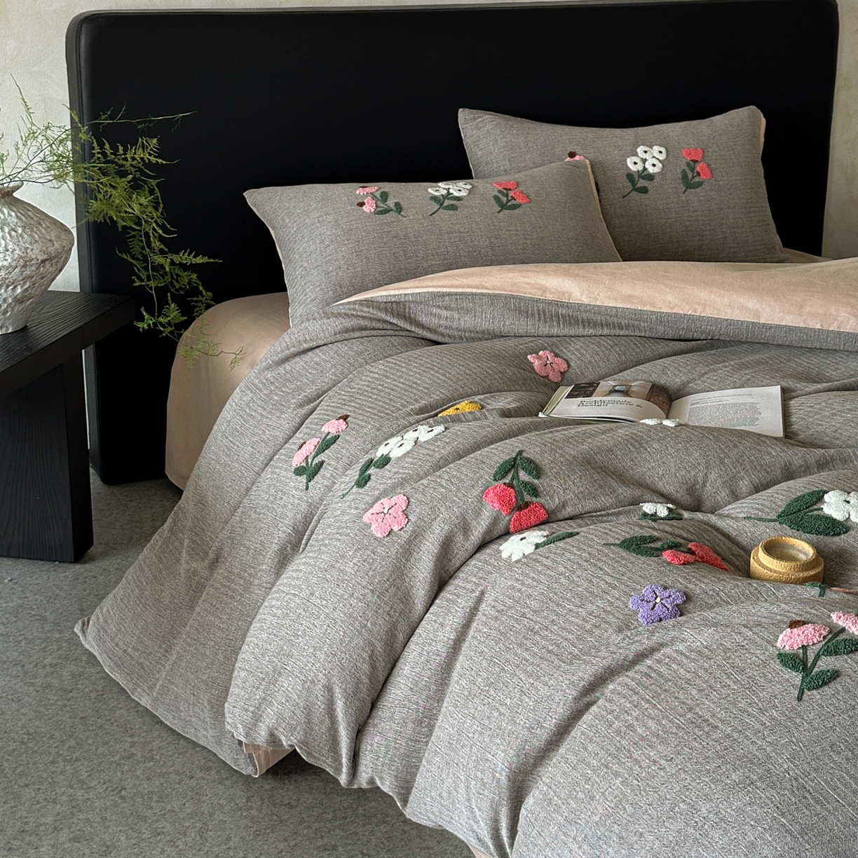 91家纺网 家纺一手货源 找家纺 雅居纺家纺 2025新款棉麻+全棉磨毛毛巾绣四件套 花锦-灰咖