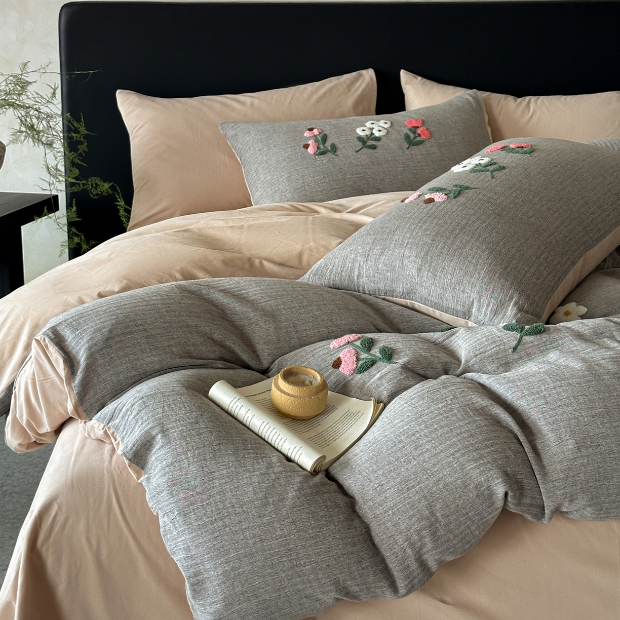 91家纺网 家纺一手货源 找家纺 雅居纺家纺 2025新款棉麻+全棉磨毛毛巾绣四件套 花锦-灰咖