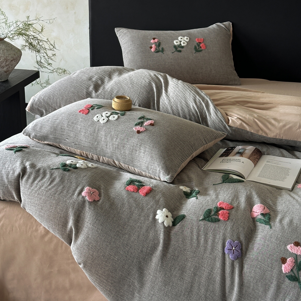 91家纺网 家纺一手货源 找家纺 雅居纺家纺 2025新款棉麻+全棉磨毛毛巾绣四件套 花锦-灰咖