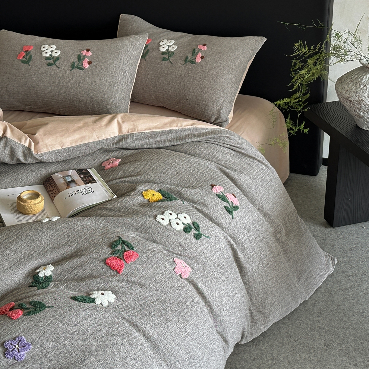 91家纺网 家纺一手货源 找家纺 雅居纺家纺 2025新款棉麻+全棉磨毛毛巾绣四件套 花锦-灰咖