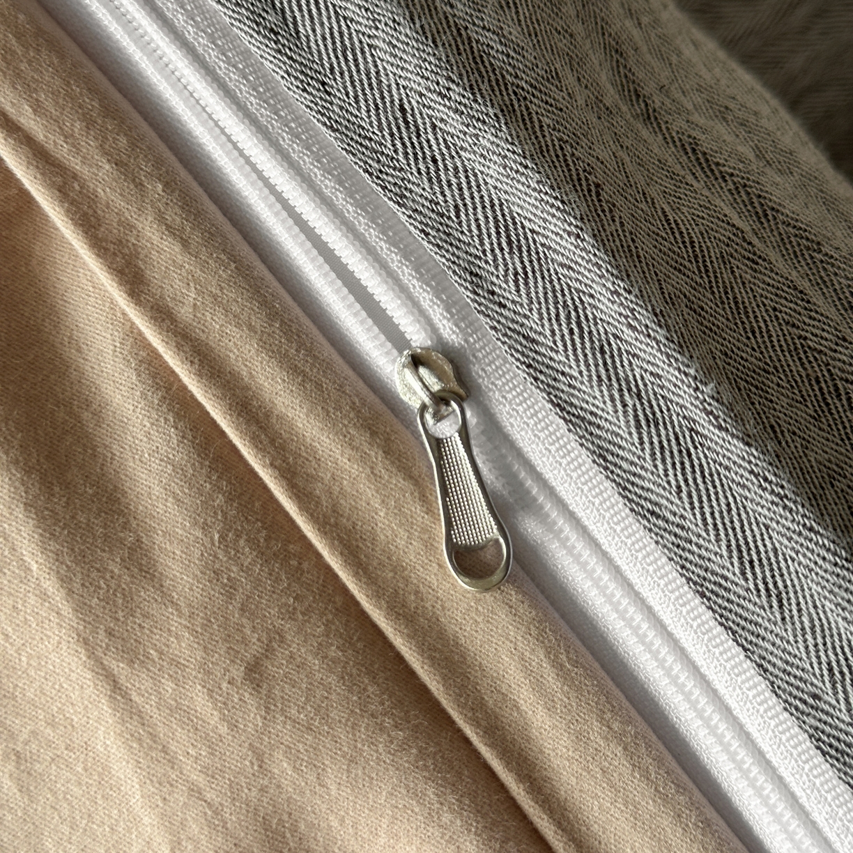 91家纺网 家纺一手货源 找家纺 雅居纺家纺 2025新款棉麻+全棉磨毛毛巾绣四件套 花锦-灰咖