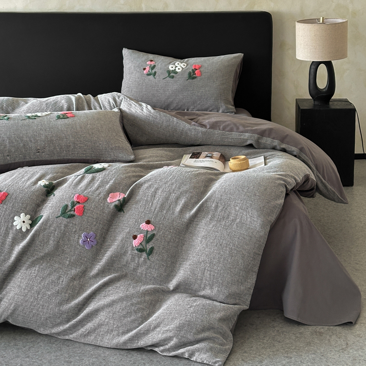 91家纺网 家纺一手货源 找家纺 雅居纺家纺 2025新款棉麻+全棉磨毛毛巾绣四件套 花锦-灰