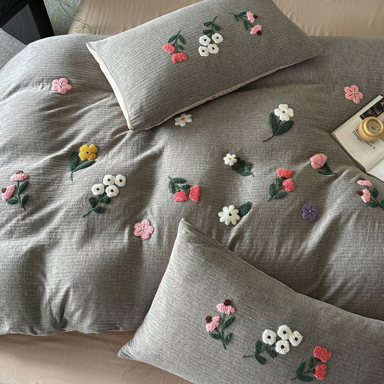 91家纺网 家纺一手货源 找家纺 雅居纺家纺 2025新款棉麻+全棉磨毛毛巾绣四件套 花锦-灰咖