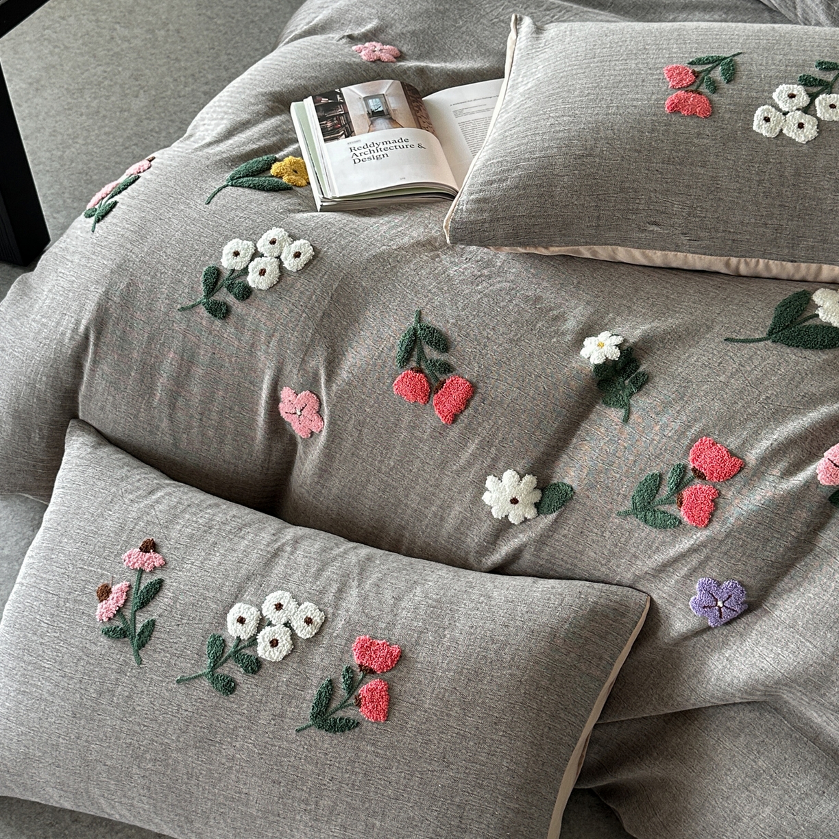 91家纺网 家纺一手货源 找家纺 雅居纺家纺 2025新款棉麻+全棉磨毛毛巾绣四件套 花锦-灰咖