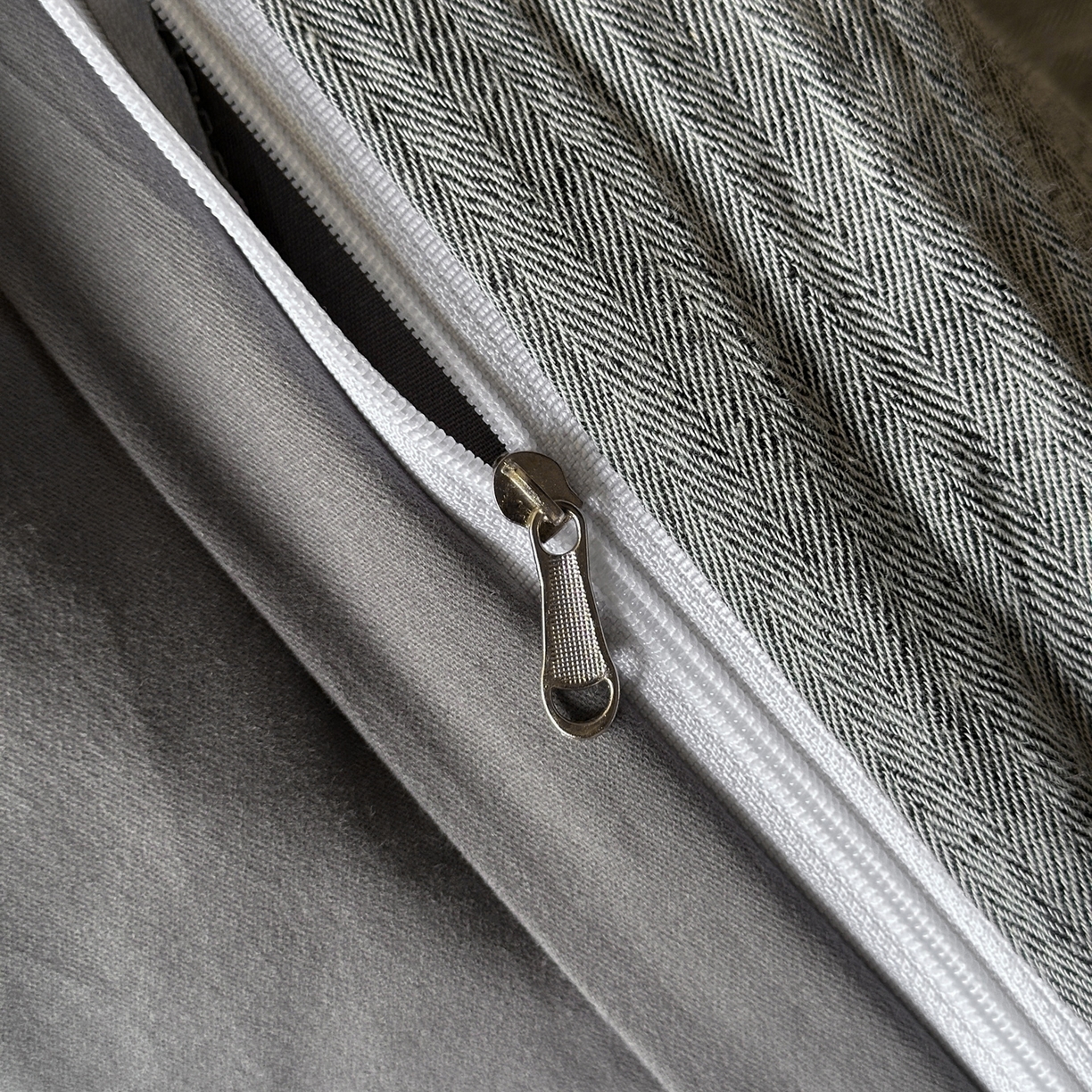 91家纺网 家纺一手货源 找家纺 雅居纺家纺 2025新款棉麻+全棉磨毛毛巾绣四件套 花锦-灰