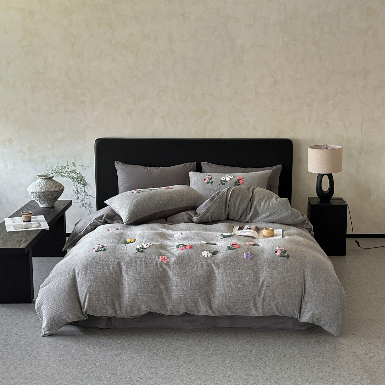 91家纺网 家纺一手货源 找家纺 雅居纺家纺 2025新款棉麻+全棉磨毛毛巾绣四件套 花锦-灰