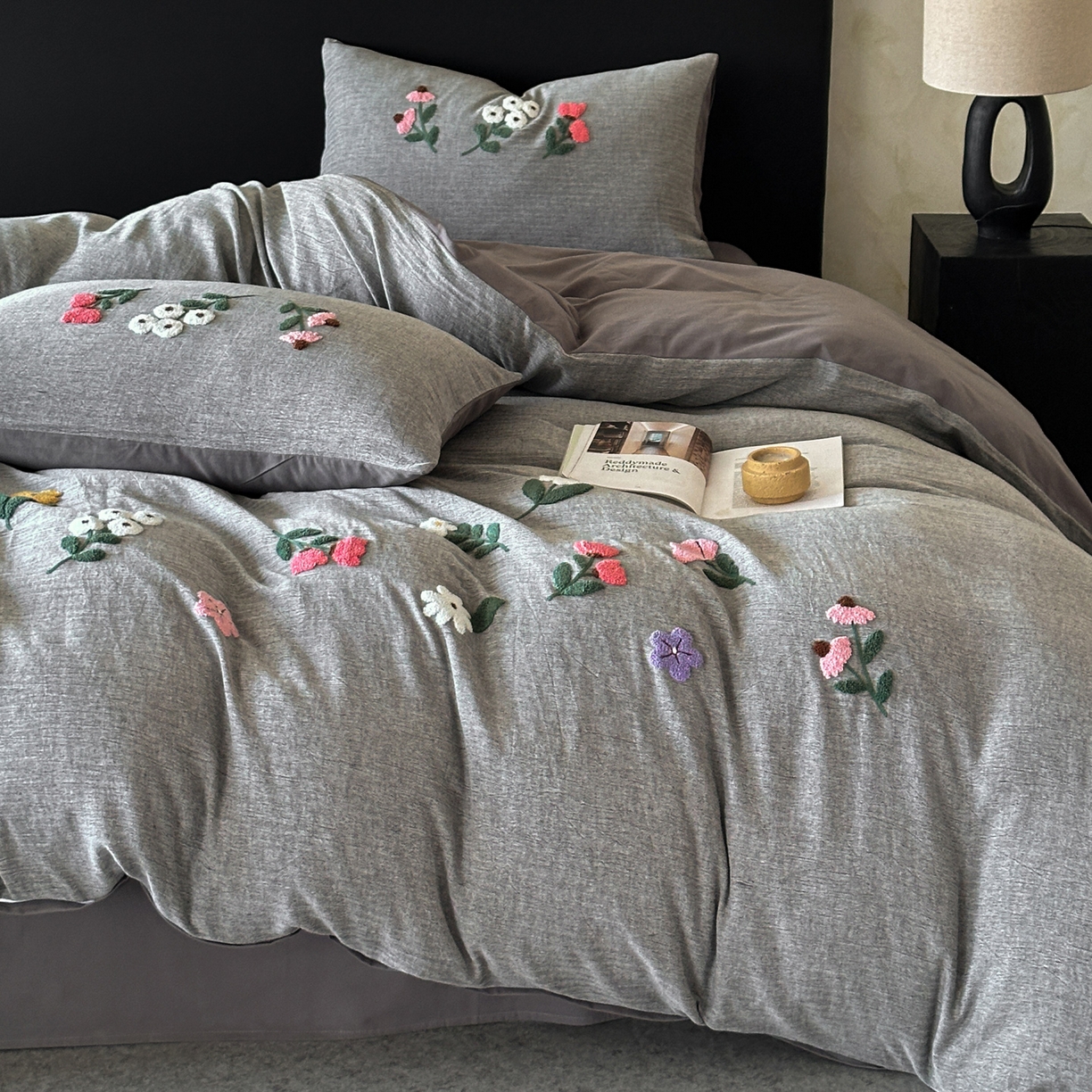 91家纺网 家纺一手货源 找家纺 雅居纺家纺 2025新款棉麻+全棉磨毛毛巾绣四件套 花锦-灰