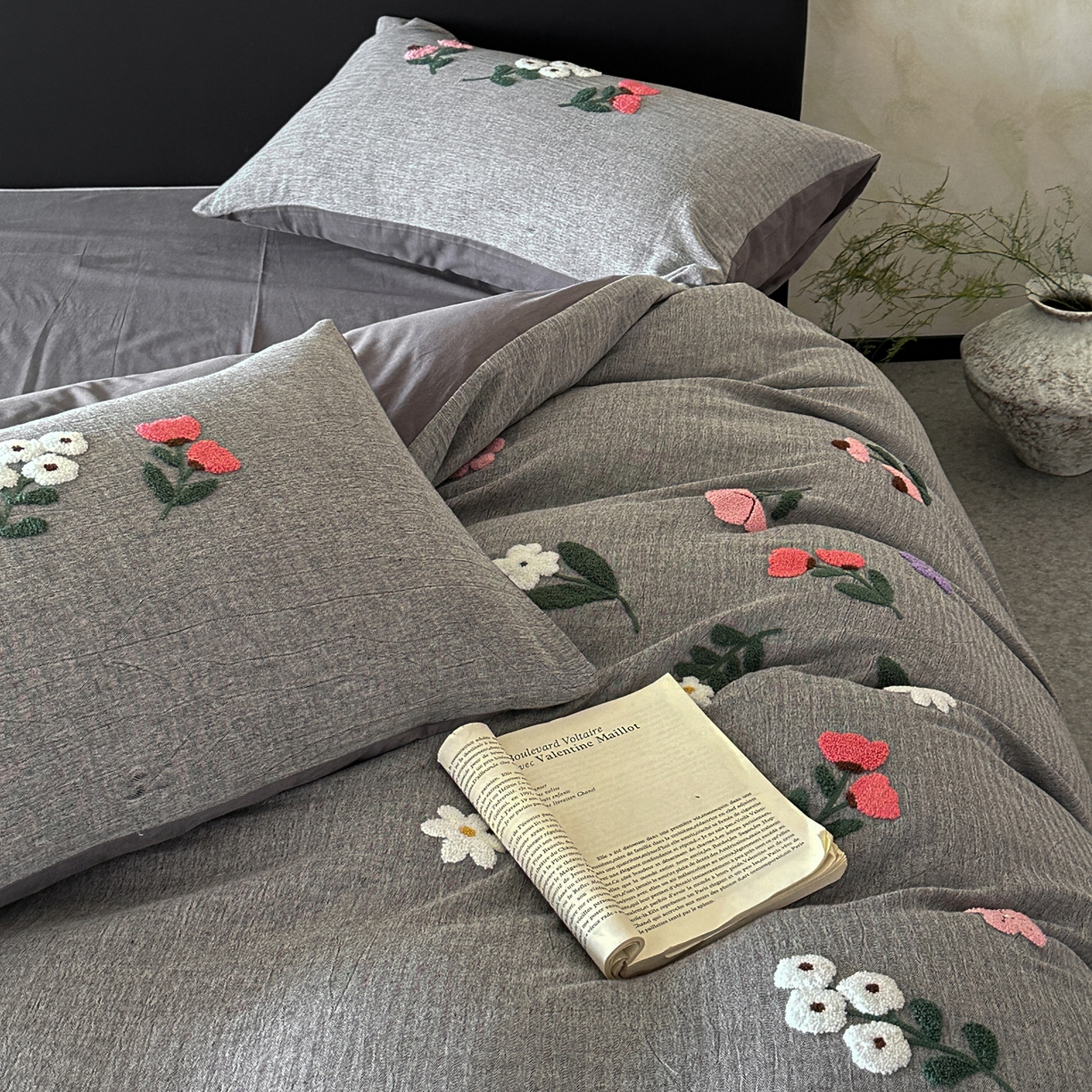 91家纺网 家纺一手货源 找家纺 雅居纺家纺 2025新款棉麻+全棉磨毛毛巾绣四件套 花锦-灰