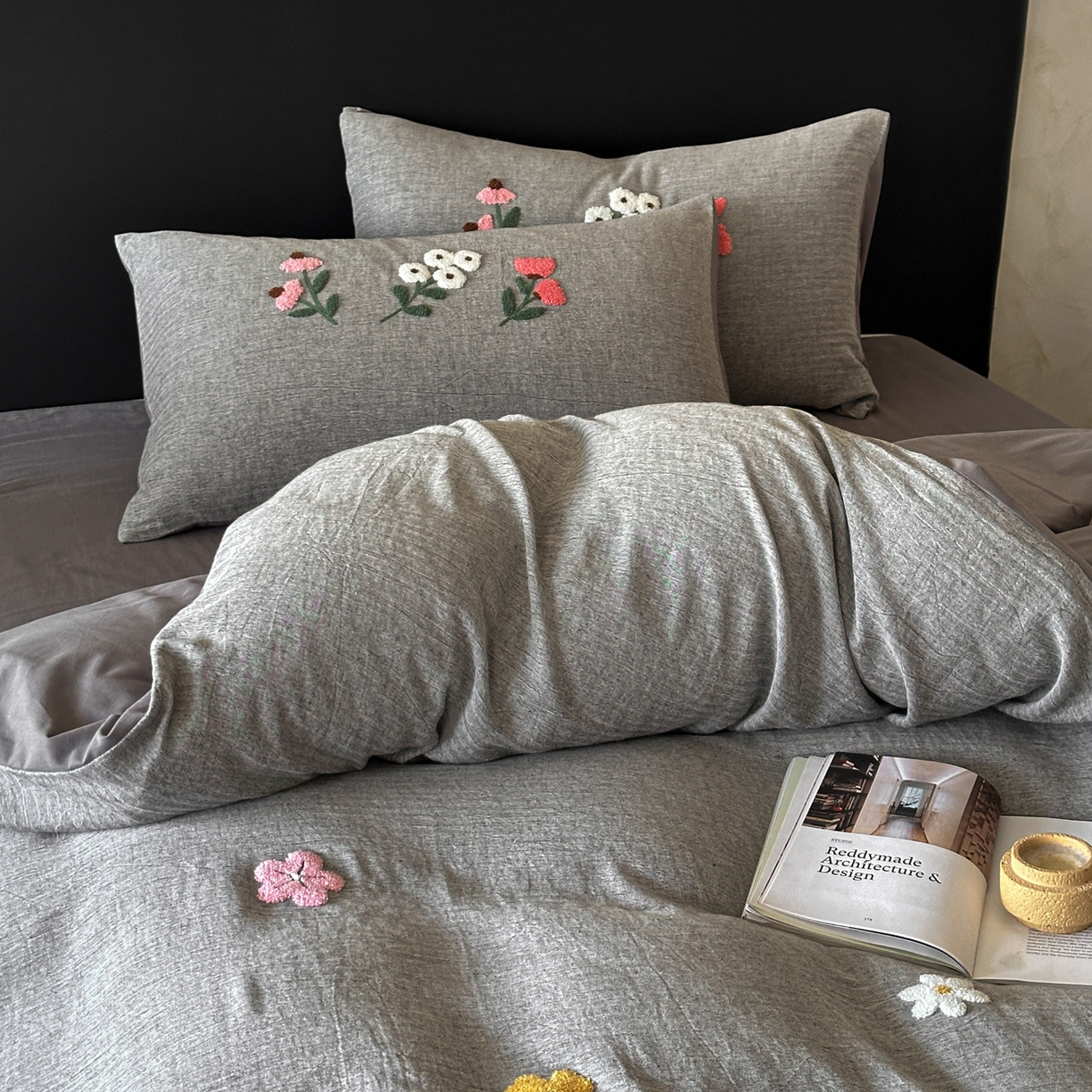 91家纺网 家纺一手货源 找家纺 雅居纺家纺 2025新款棉麻+全棉磨毛毛巾绣四件套 花锦-灰