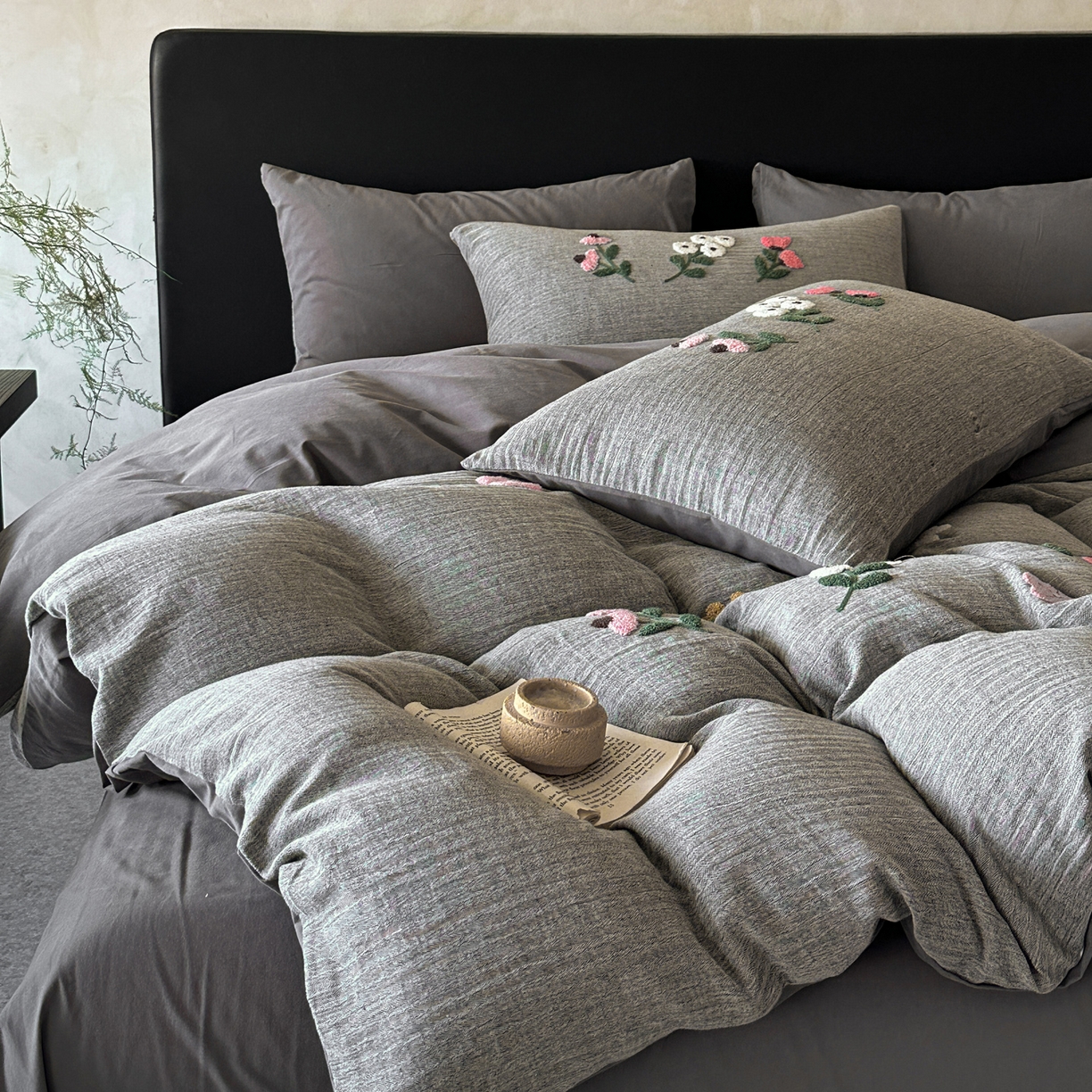 91家纺网 家纺一手货源 找家纺 雅居纺家纺 2025新款棉麻+全棉磨毛毛巾绣四件套 花锦-灰