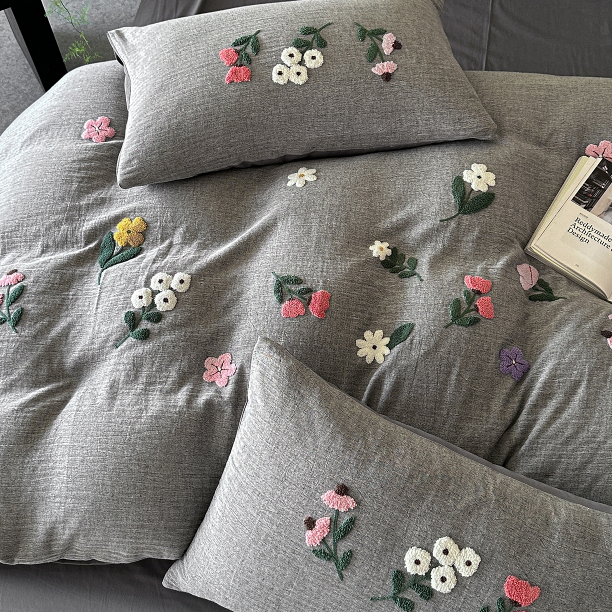 91家纺网 家纺一手货源 找家纺 雅居纺家纺 2025新款棉麻+全棉磨毛毛巾绣四件套 花锦-灰