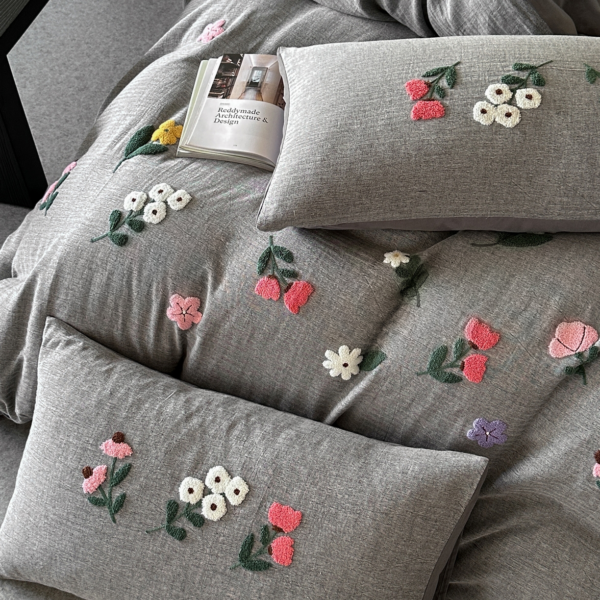 91家纺网 家纺一手货源 找家纺 雅居纺家纺 2025新款棉麻+全棉磨毛毛巾绣四件套 花锦-灰