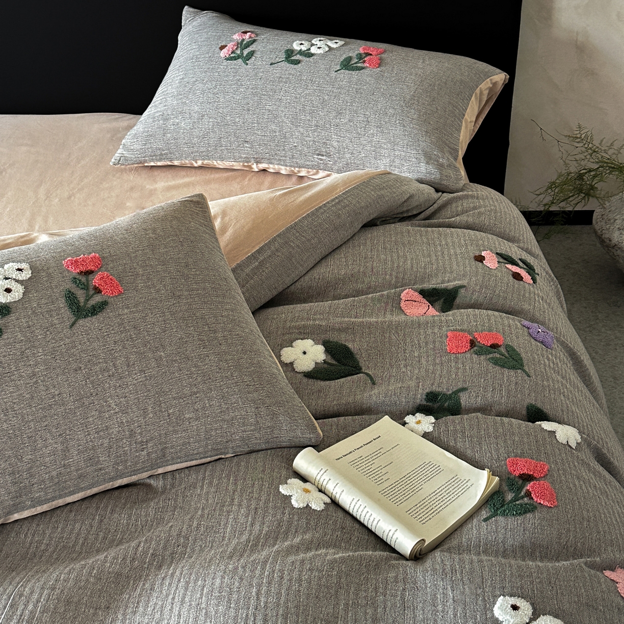 91家纺网 家纺一手货源 找家纺 雅居纺家纺 2025新款棉麻+全棉磨毛毛巾绣四件套 花锦-灰咖