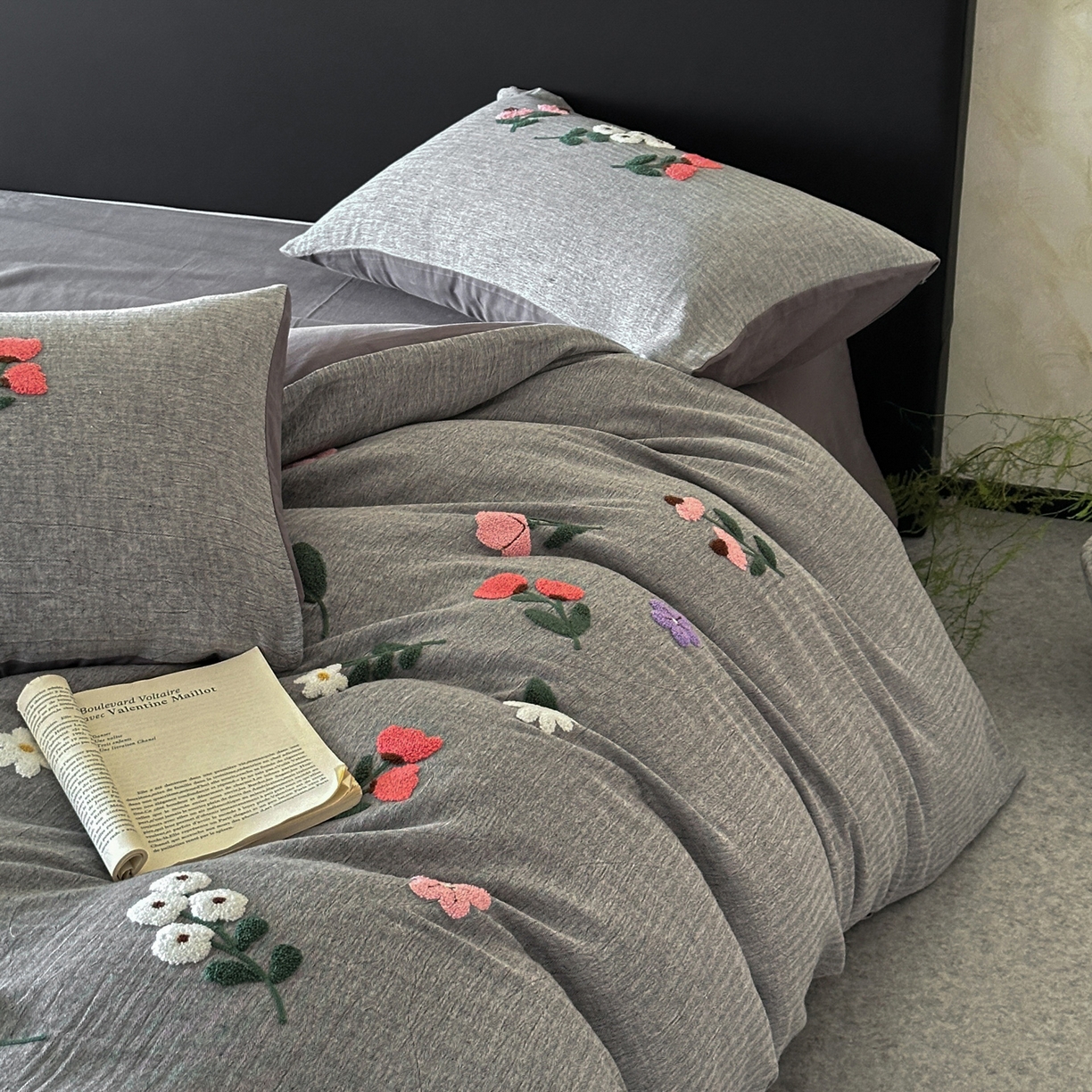 91家纺网 家纺一手货源 找家纺 雅居纺家纺 2025新款棉麻+全棉磨毛毛巾绣四件套 花锦-灰