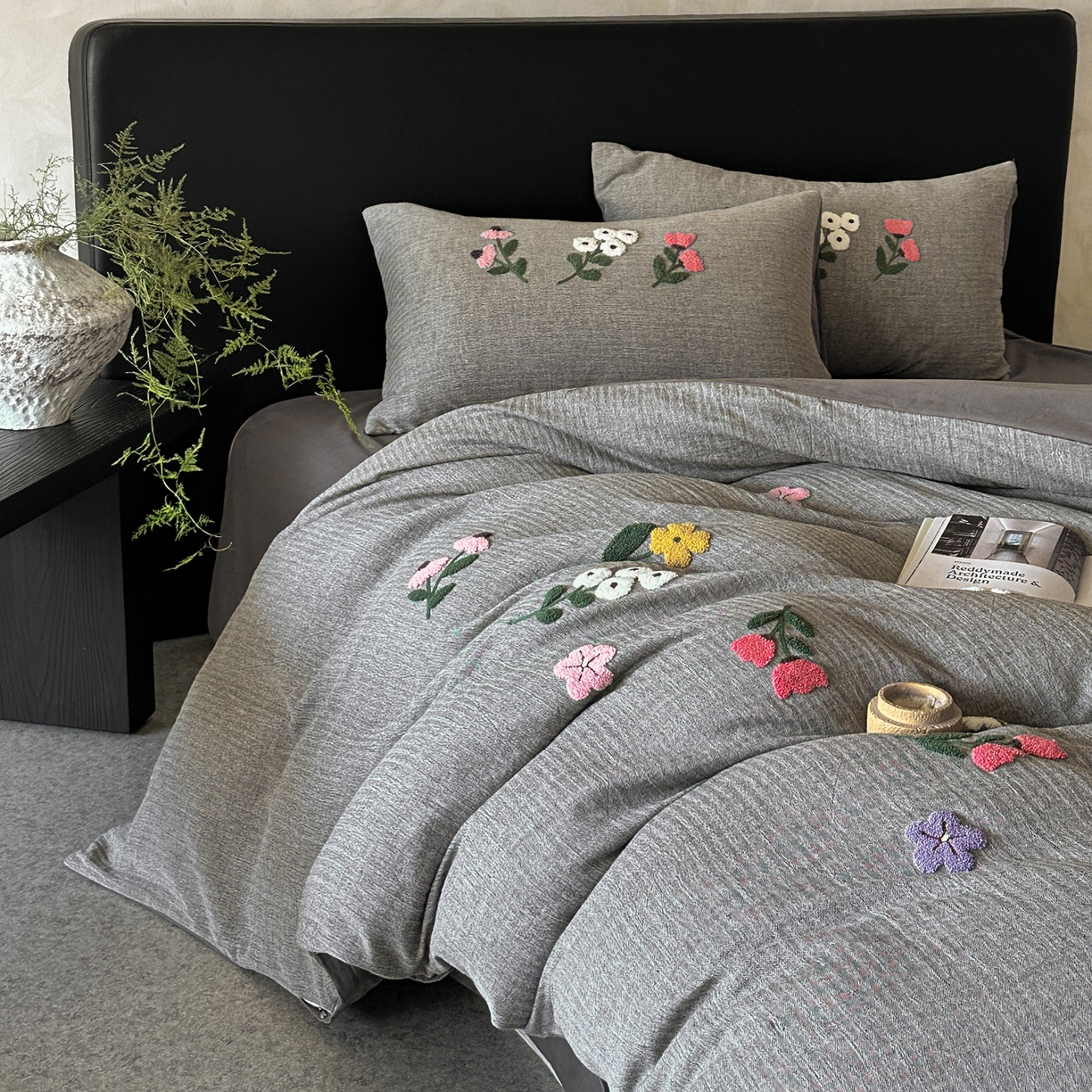 91家纺网 家纺一手货源 找家纺 雅居纺家纺 2025新款棉麻+全棉磨毛毛巾绣四件套 花锦-灰