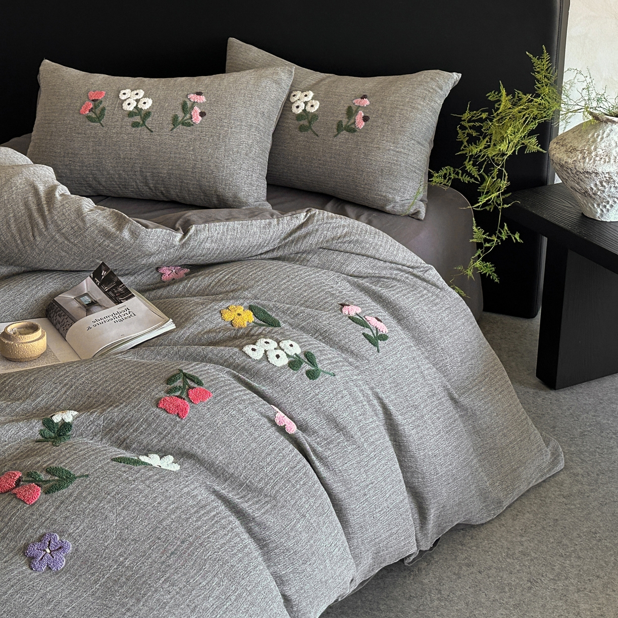 91家纺网 家纺一手货源 找家纺 雅居纺家纺 2025新款棉麻+全棉磨毛毛巾绣四件套 花锦-灰