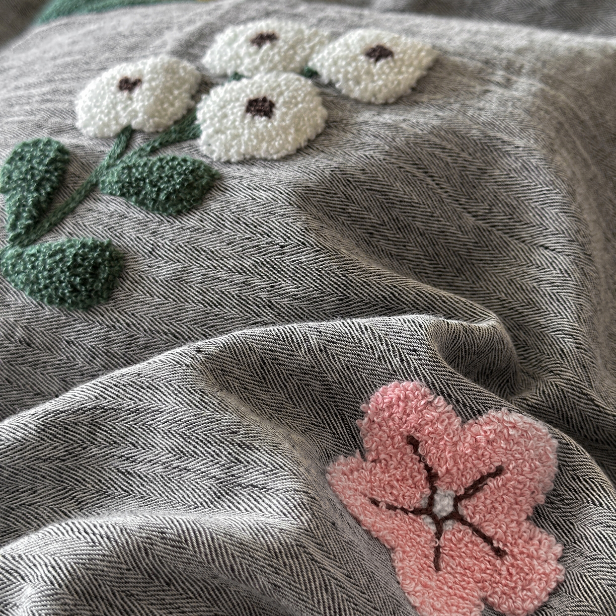 91家纺网 家纺一手货源 找家纺 雅居纺家纺 2025新款棉麻+全棉磨毛毛巾绣四件套 花锦-灰