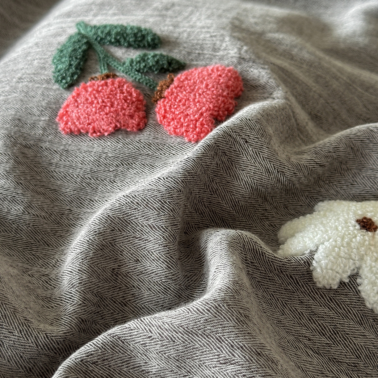 91家纺网 家纺一手货源 找家纺 雅居纺家纺 2025新款棉麻+全棉磨毛毛巾绣四件套 花锦-灰咖