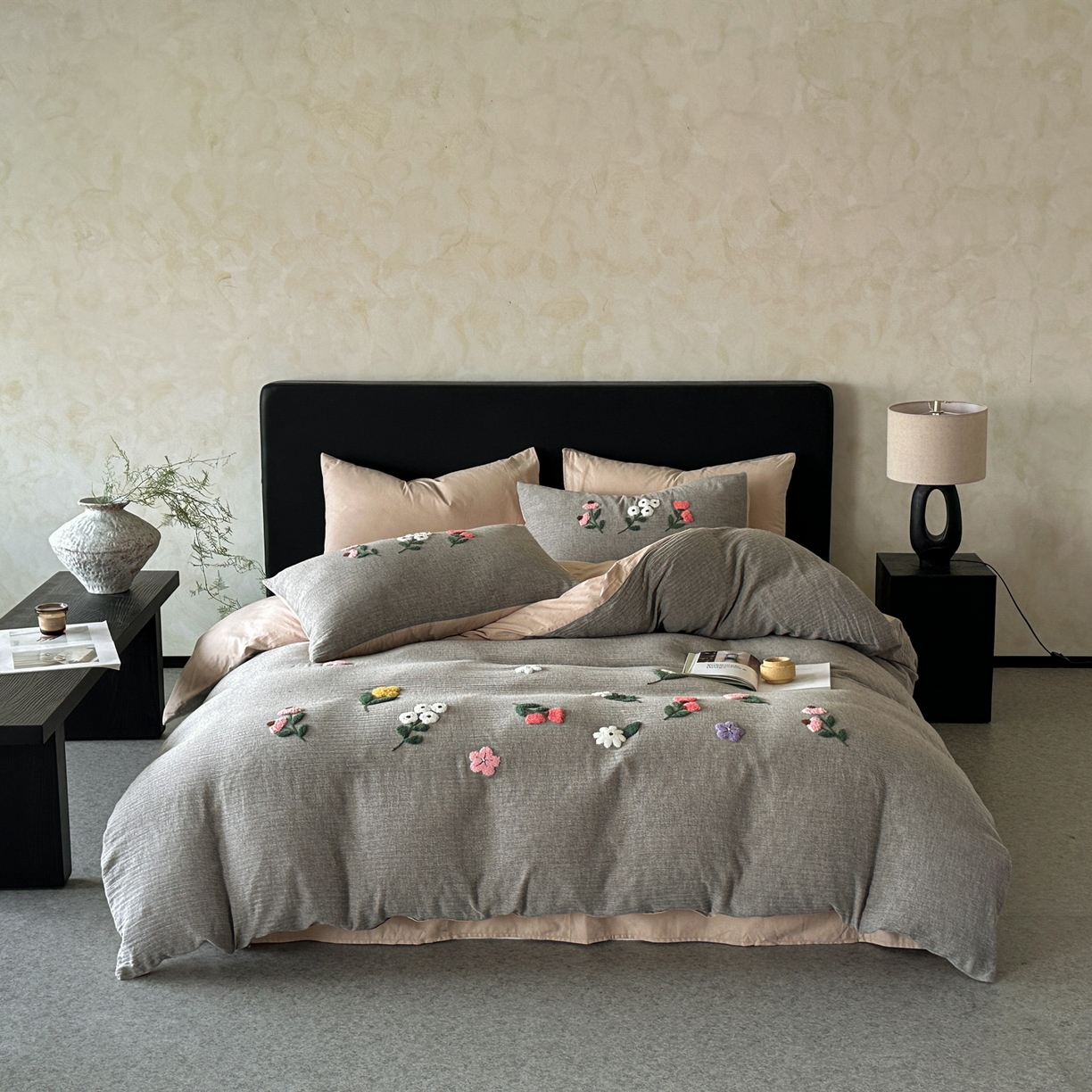 91家纺网 家纺一手货源 找家纺 雅居纺家纺 2025新款棉麻+全棉磨毛毛巾绣四件套 花锦-灰咖