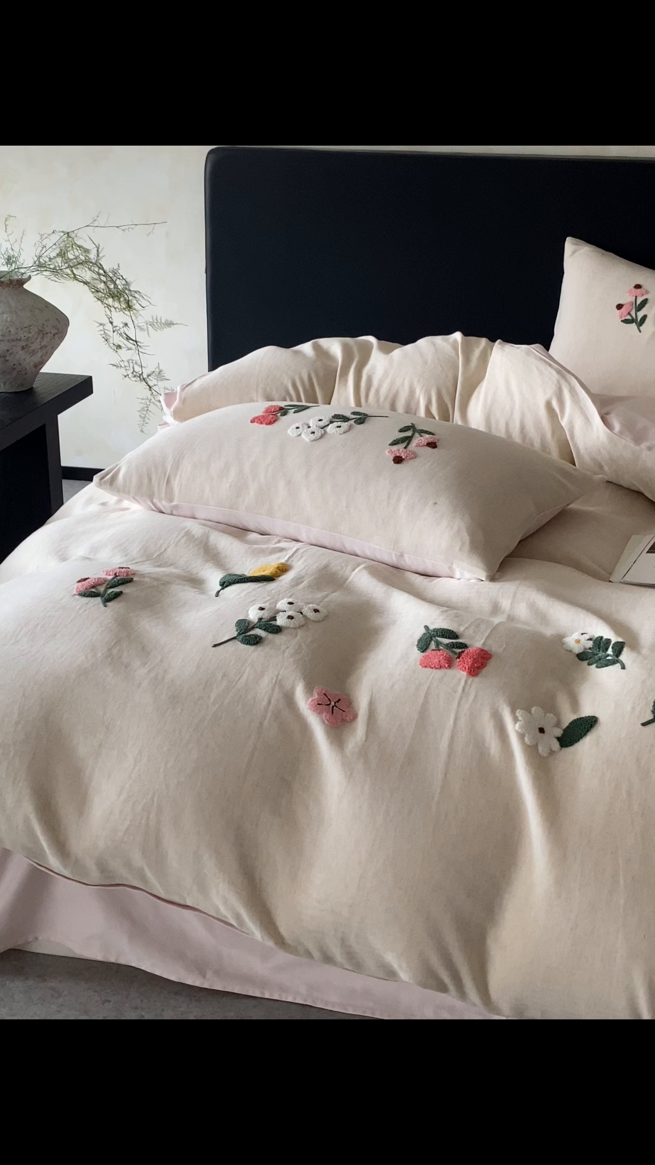 91家纺网 家纺一手货源 找家纺 雅居纺家纺 2025新款棉麻+全棉磨毛毛巾绣四件套 花锦-白粉