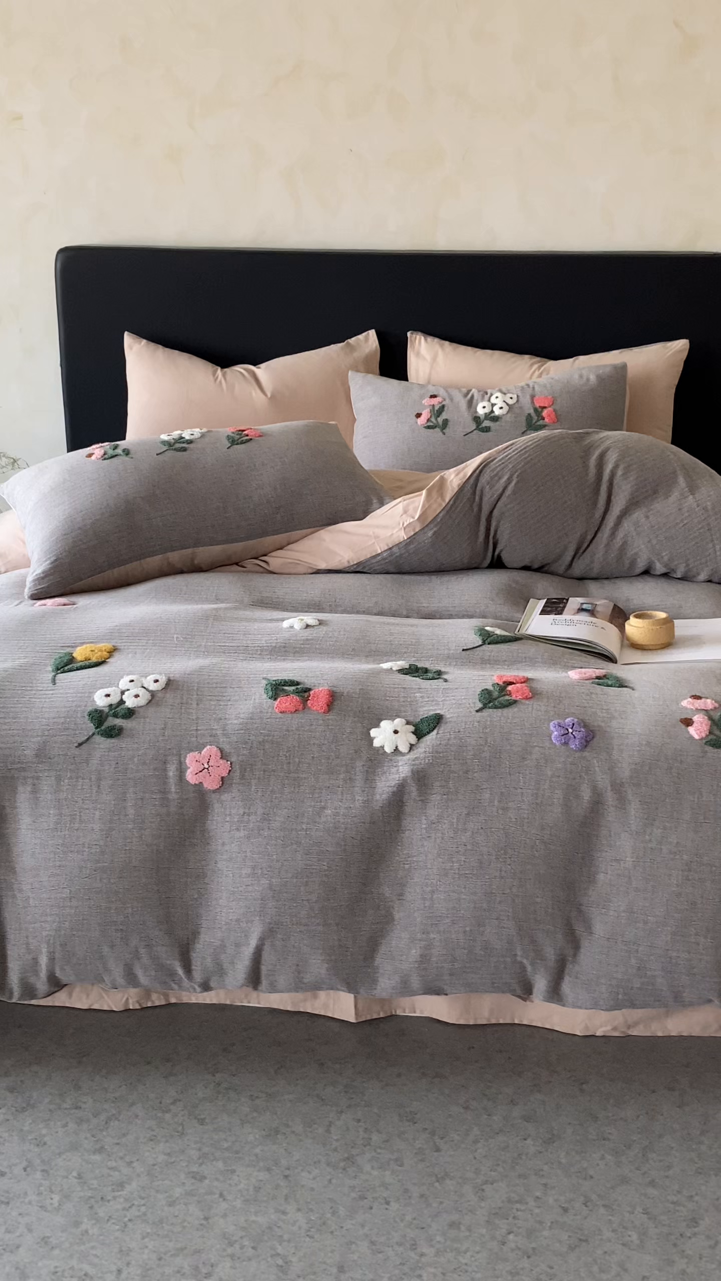 91家纺网 家纺一手货源 找家纺 雅居纺家纺 2025新款棉麻+全棉磨毛毛巾绣四件套 花锦-灰咖