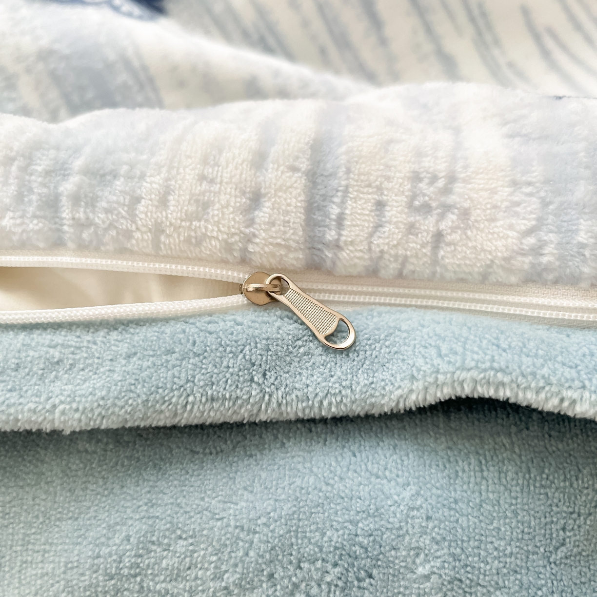 91家纺网 家纺一手货源 找家纺 雅居纺家纺 2025新款雕花牛奶绒四件套-蝴蝶系列 蝶恋-蓝