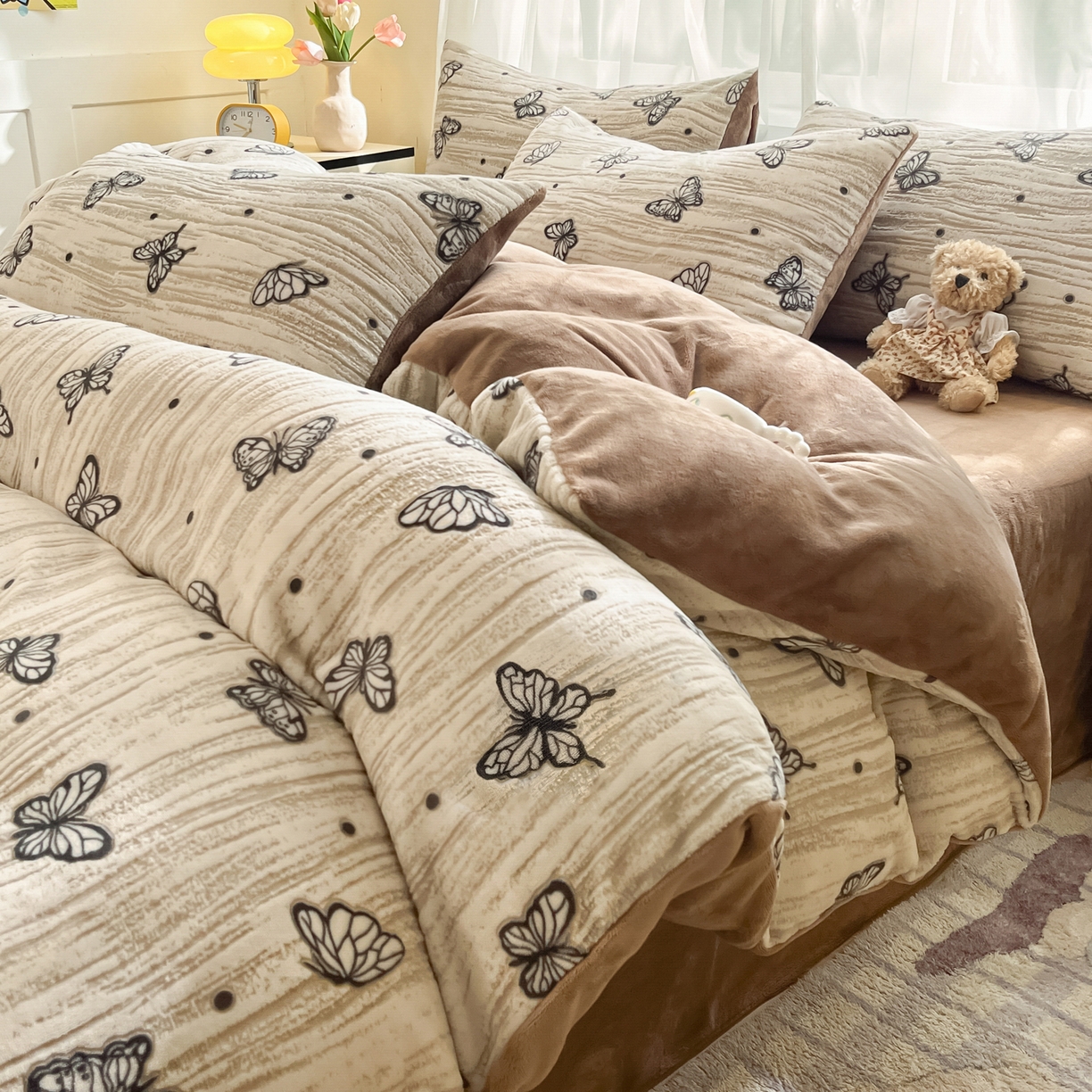 91家纺网 家纺一手货源 找家纺 雅居纺家纺 2025新款雕花牛奶绒四件套-蝴蝶系列 蝶恋-咖