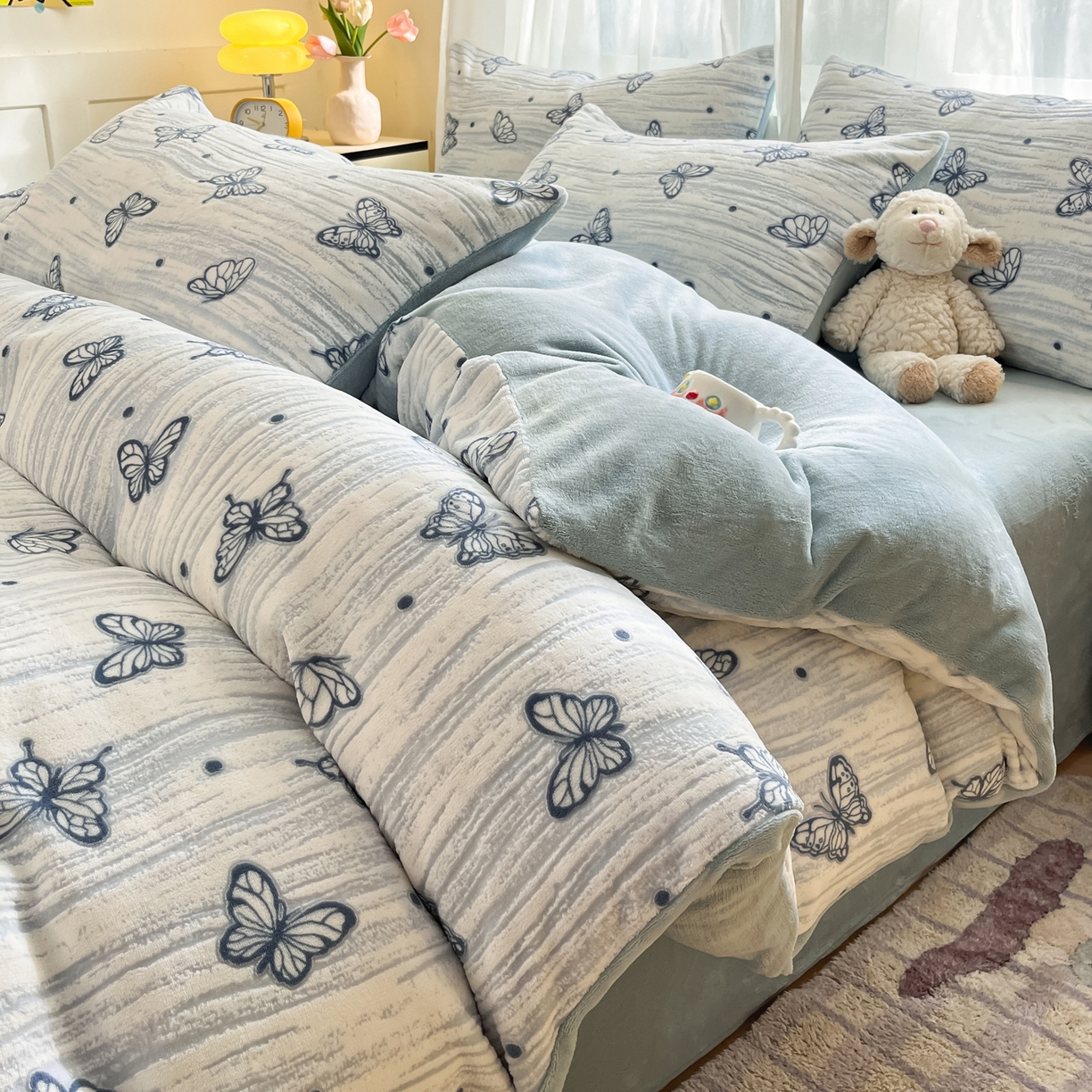 91家纺网 家纺一手货源 找家纺 雅居纺家纺 2025新款雕花牛奶绒四件套-蝴蝶系列 蝶恋-蓝
