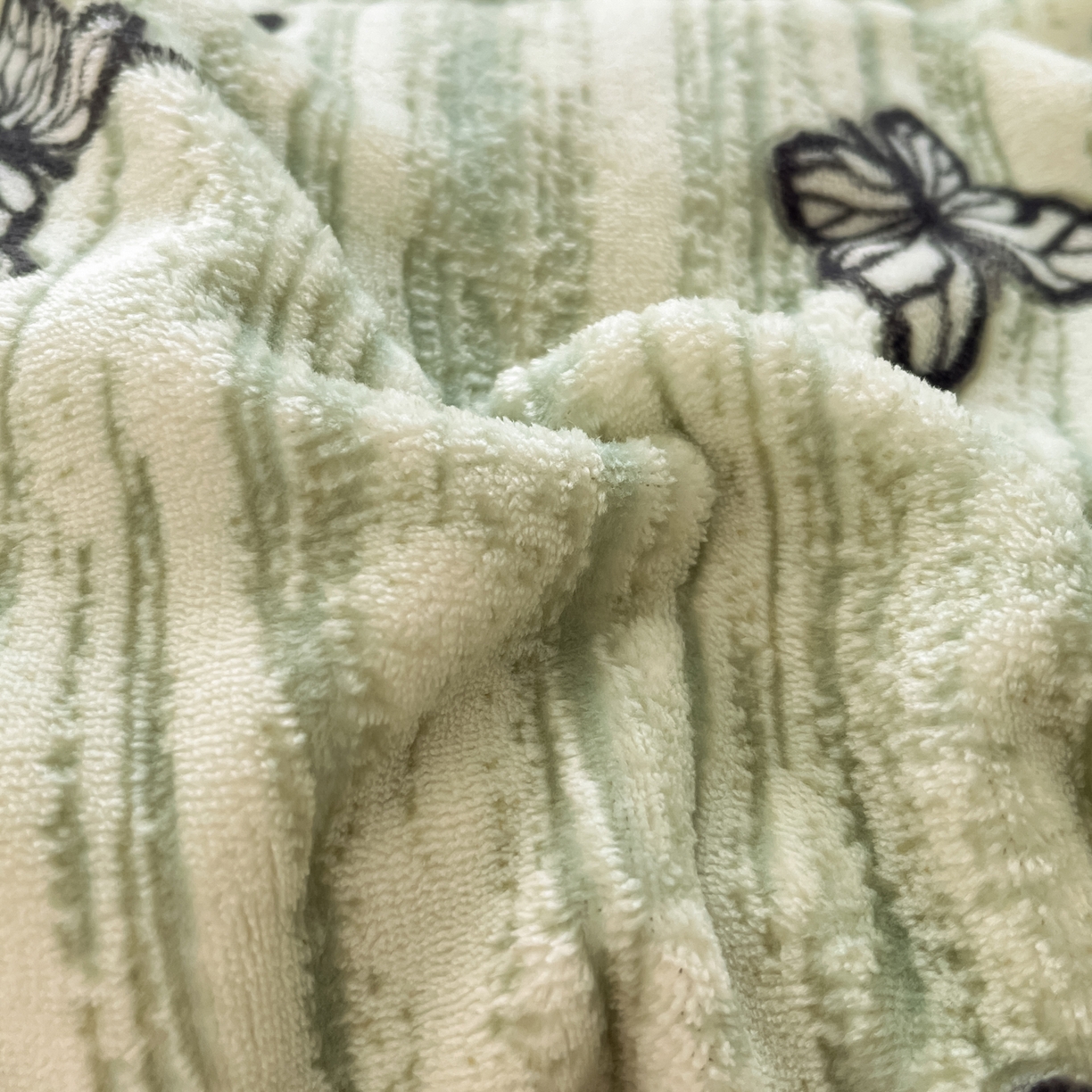 91家纺网 家纺一手货源 找家纺 雅居纺家纺 2025新款雕花牛奶绒四件套-蝴蝶系列 蝶恋-绿