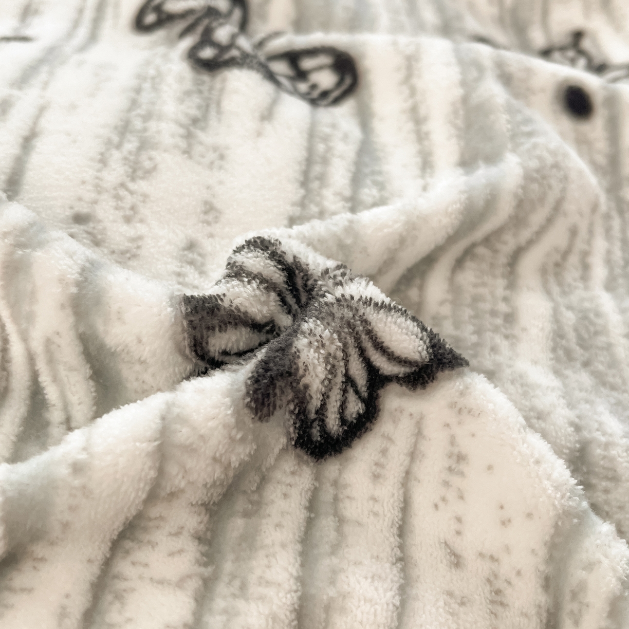 91家纺网 家纺一手货源 找家纺 雅居纺家纺 2025新款雕花牛奶绒四件套-蝴蝶系列 蝶恋-灰