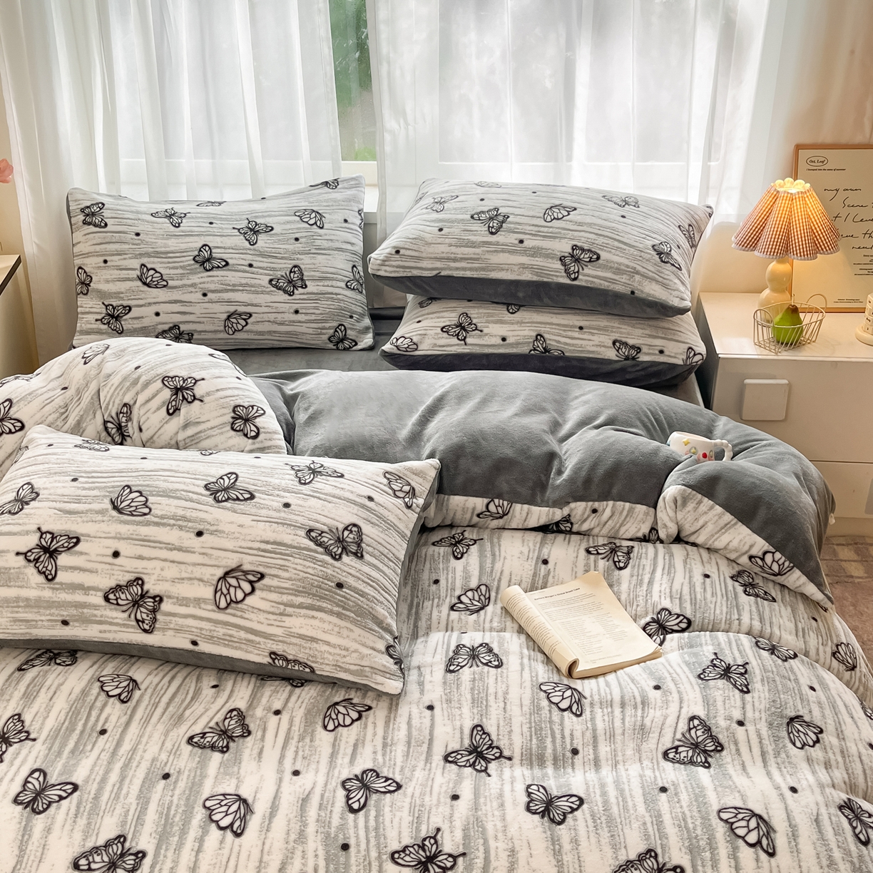91家纺网 家纺一手货源 找家纺 雅居纺家纺 2025新款雕花牛奶绒四件套-蝴蝶系列 蝶恋-灰