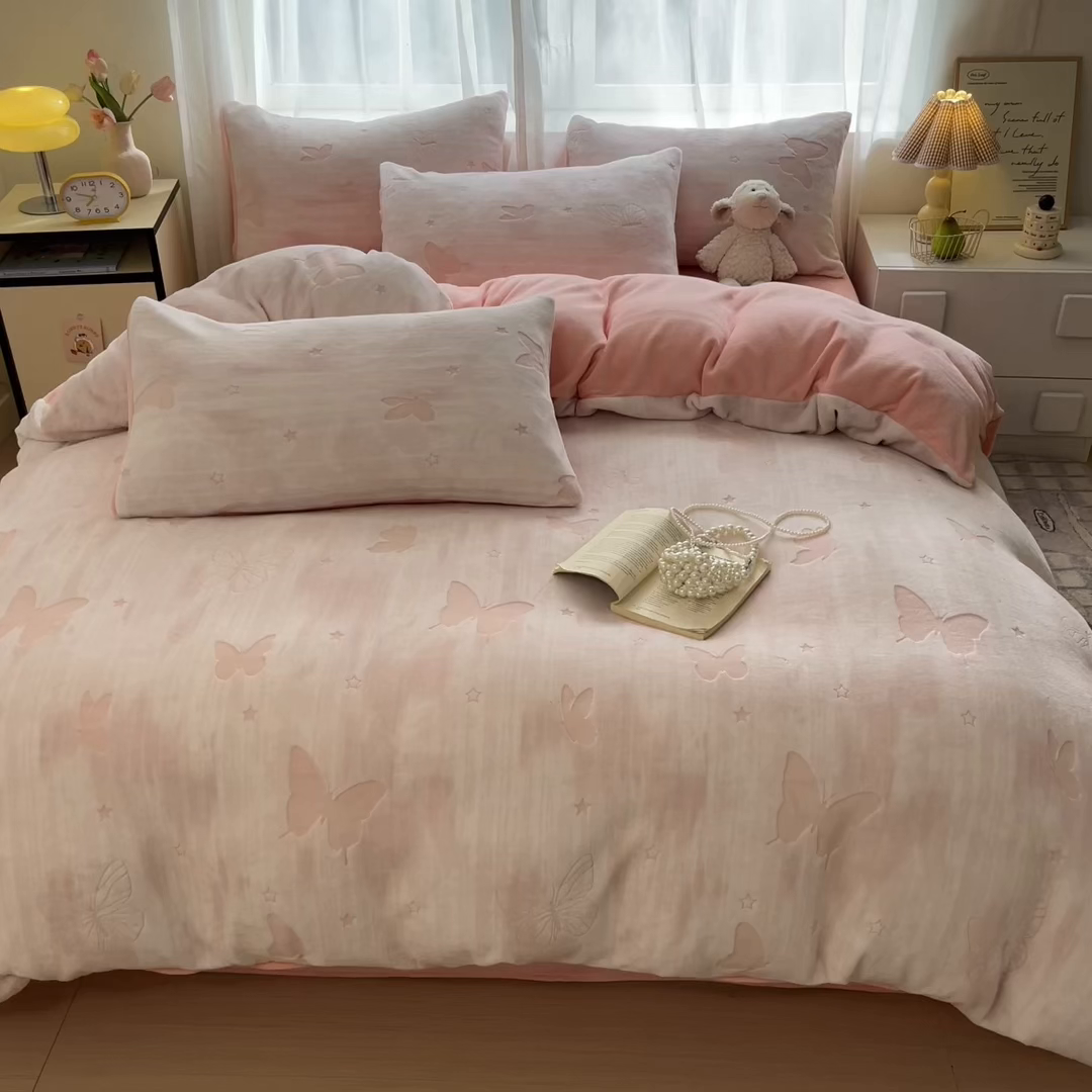 91家纺网 家纺一手货源 找家纺 雅居纺家纺 2025新款雕花牛奶绒四件套-蝴蝶系列 星蝶-粉