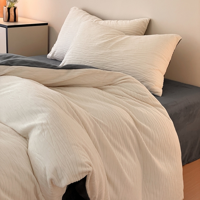 91家纺网 家纺一手货源 找家纺 雅居纺家纺 2025新款雕花绒四件套-简约系列 威廉-白