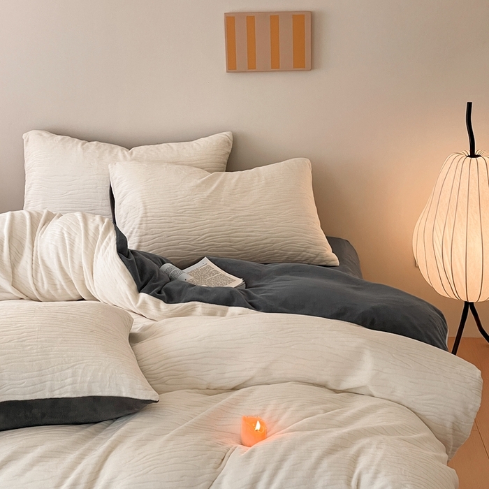 91家纺网 家纺一手货源 找家纺 雅居纺家纺 2025新款雕花绒四件套-简约系列 威廉-白