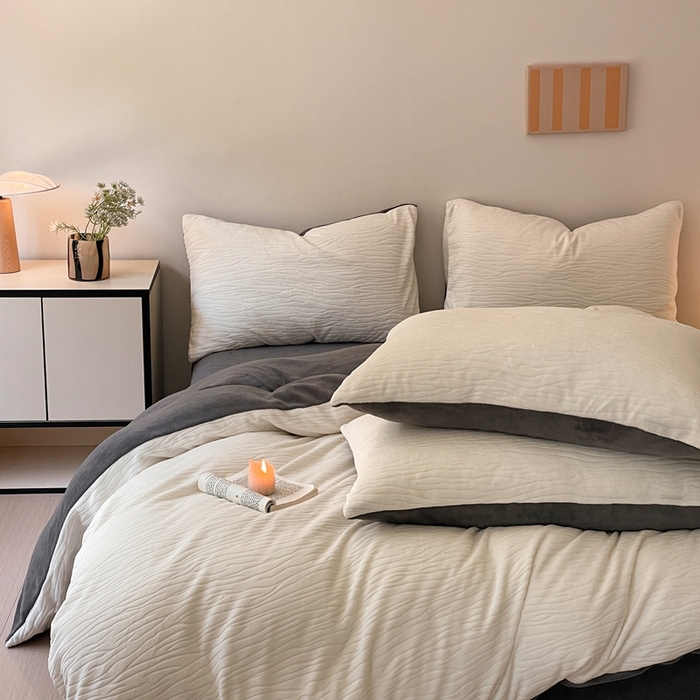 91家纺网 家纺一手货源 找家纺 雅居纺家纺 2025新款雕花绒四件套-简约系列 威廉-白