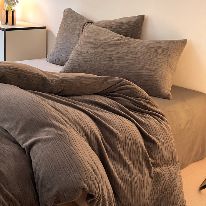 91家纺网 家纺一手货源 找家纺 雅居纺家纺 2025新款雕花绒四件套-简约系列 威廉-咖