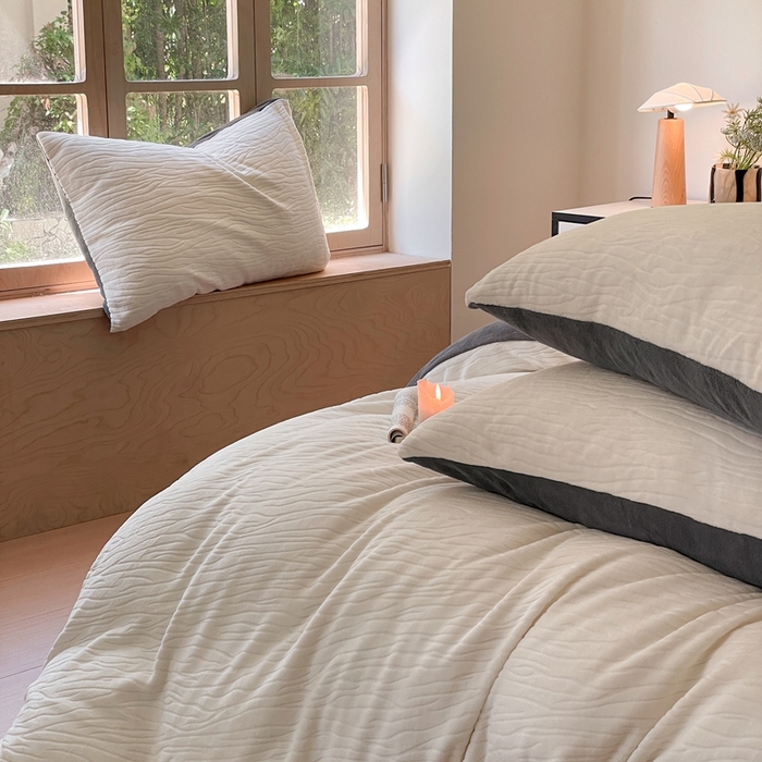 91家纺网 家纺一手货源 找家纺 雅居纺家纺 2025新款雕花绒四件套-简约系列 威廉-白