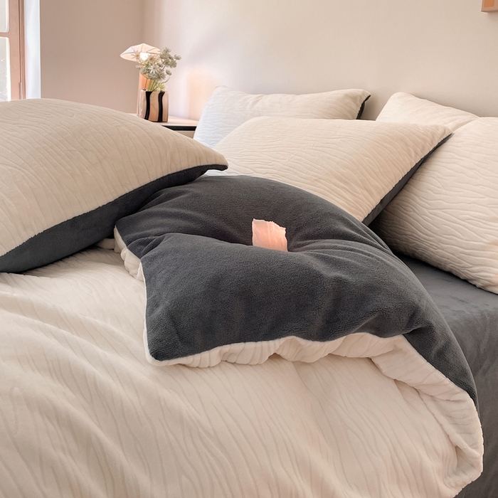 91家纺网 家纺一手货源 找家纺 雅居纺家纺 2025新款雕花绒四件套-简约系列 威廉-白